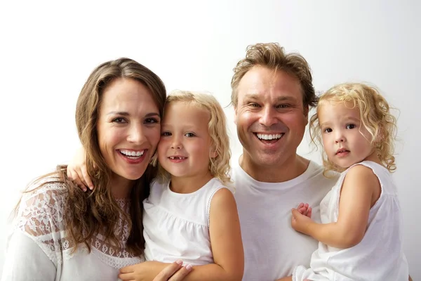 Piękna młoda rodzina z córkami — Zdjęcie stockowe