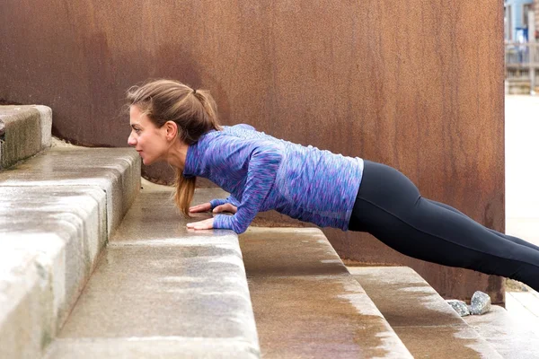 Merdiven üzerinde itme kadın atlet — Stok fotoğraf