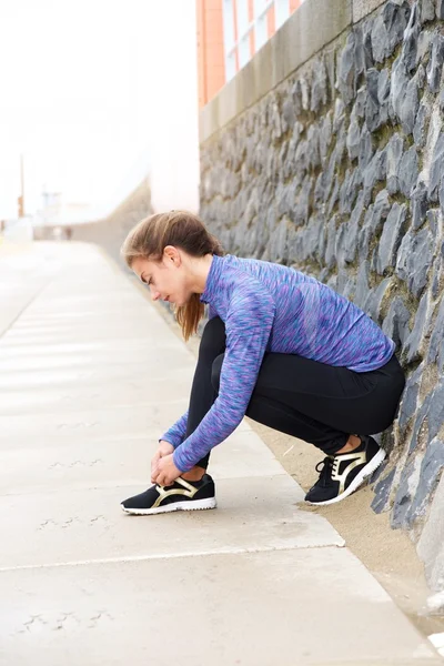 De gelijkmakende sneaker vrouw op pad — Stockfoto