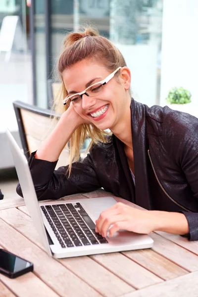 Femme assise au café avec ordinateur portable — Photo