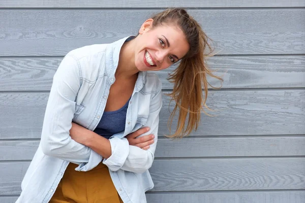 Femme souriant avec les bras croisés — Photo