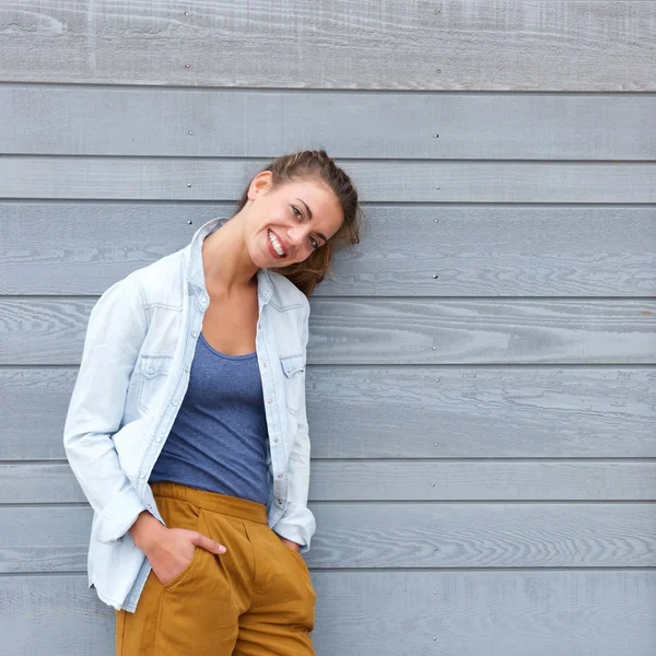 Confident woman leaning against wall — Φωτογραφία Αρχείου