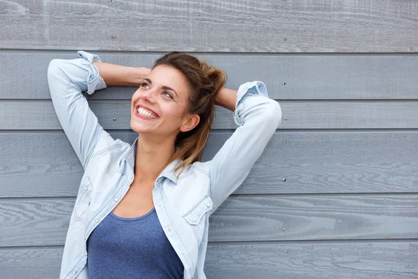 Woman with hands behind head — Stock Photo, Image