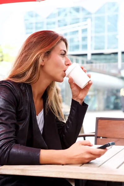 Donna che beve caffè — Foto Stock