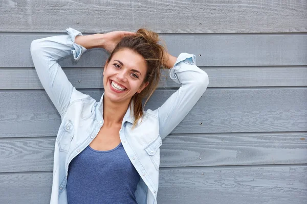 Woman with hands behind head — Stock Photo, Image