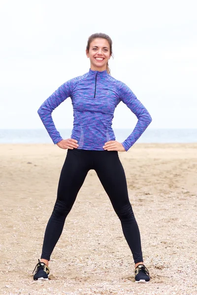 Sportler steht am Strand — Stockfoto