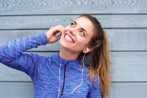 Mulher feliz de pé com fones de ouvido — Fotografia de Stock