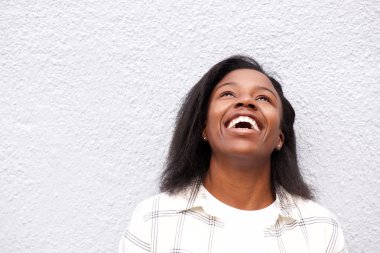 Yukarıya bakıp gülerek mutlu kadın