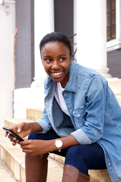 Kvinna med mobiltelefon — Stockfoto