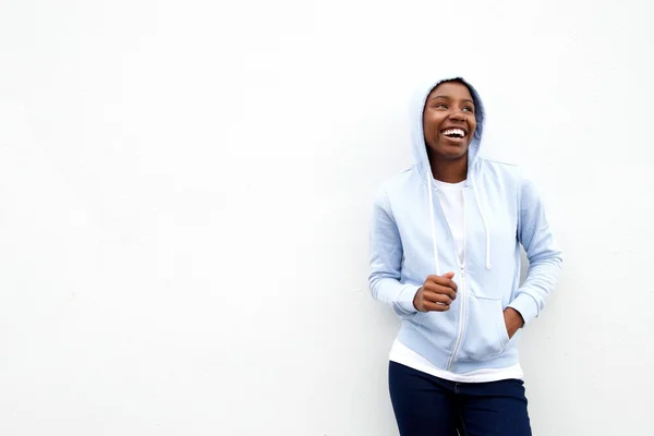 Frau hält sich im Kapuzenpullover warm — Stockfoto