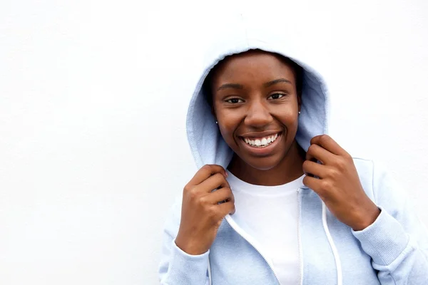 Felice donna in calda felpa con cappuccio — Foto Stock