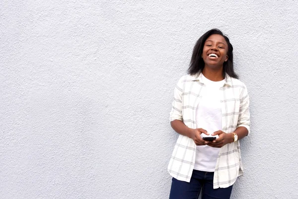 Donna che utilizza cellulare e ridere — Foto Stock