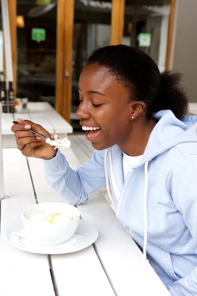 Glückliche Afrikanerin isst Dessert — Stockfoto