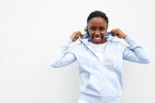 Femme africaine en sweat à capuche confortable — Photo