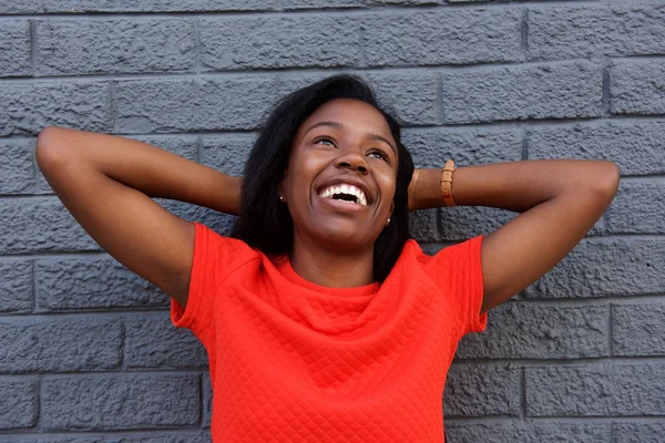 Afrikaanse vrouw die lacht — Stockfoto