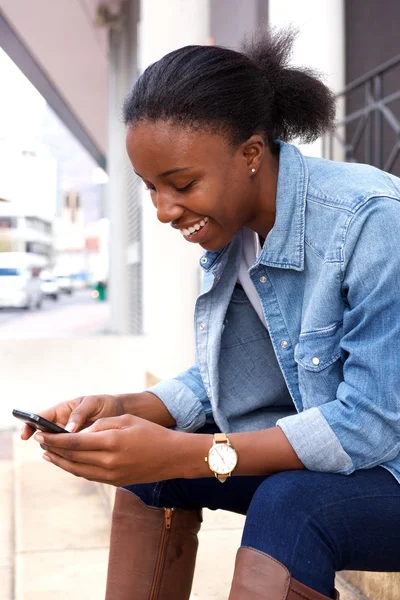 Kvinna lyssnar musik från smartphone — Stockfoto