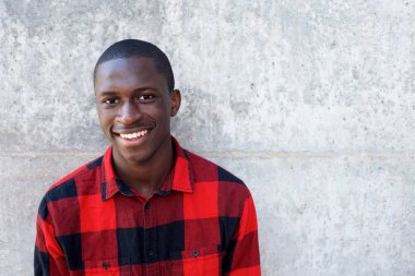 Duvara karşı Afrikalı erkek model