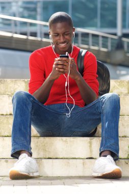 Açık havada oturma ve müzik dinleme öğrenci