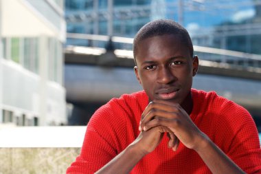 Adam açık havada oturma ve düşünme