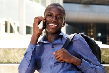 Cep telefonuyla konuşan adam.