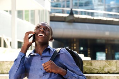 Cep telefonuyla konuşan adam.