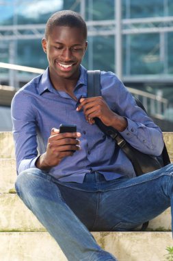 Adam açık havada ile hareket eden telefon