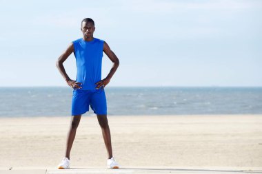 Genç Adam Sahilde Duruyor