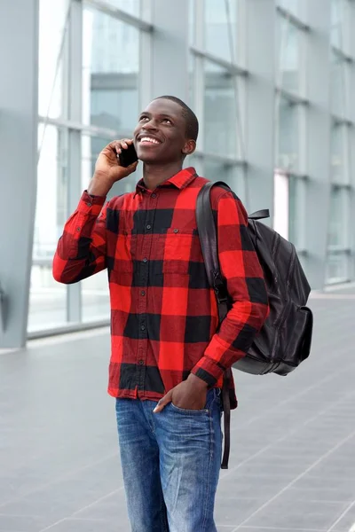 Afrikansk man pratar i mobiltelefon — Stockfoto