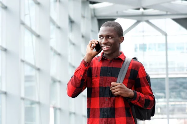 African man talking on phone outdoors — Stock Photo, Image