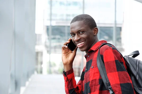 Uomo africano che parla al cellulare — Foto Stock