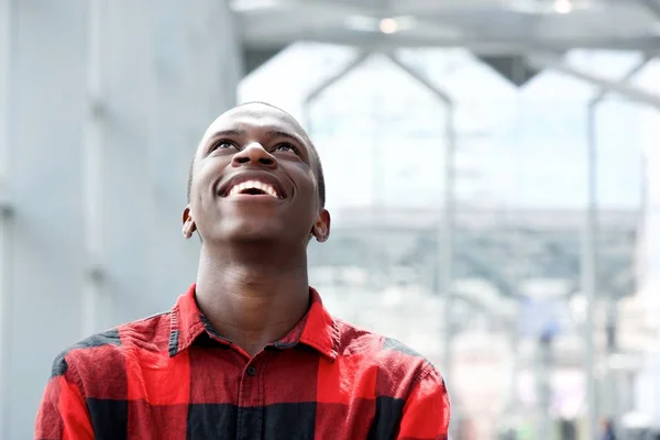 Młody człowiek Afryki uśmiechający się — Zdjęcie stockowe