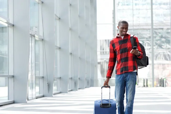 Man walking at airport with suitcase — Stock Photo, Image