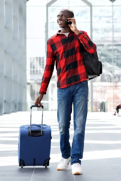 Mężczyznę idącego na lotnisko z walizką — Zdjęcie stockowe