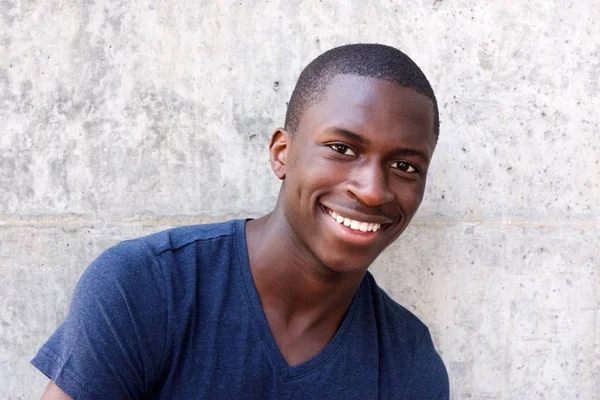 African male model against wall — Stock Photo, Image