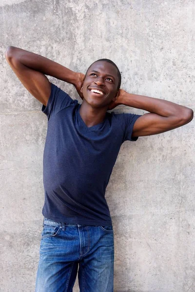 Jonge Afrikaanse man opzoeken — Stockfoto