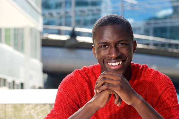 Estudante africano sentado ao ar livre — Fotografia de Stock