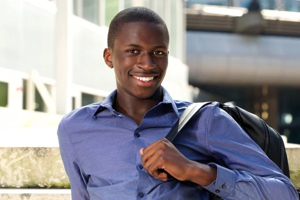 Estudante africano sentado ao ar livre — Fotografia de Stock