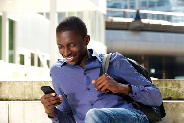 Mann mit Handy im Freien — Stockfoto