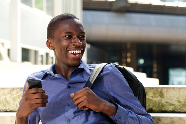 Man utomhus med mobiltelefon — Stockfoto