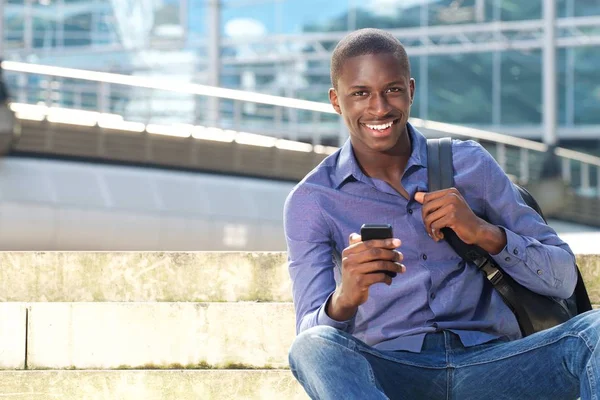 Uomo all'aperto con cellulare — Foto Stock