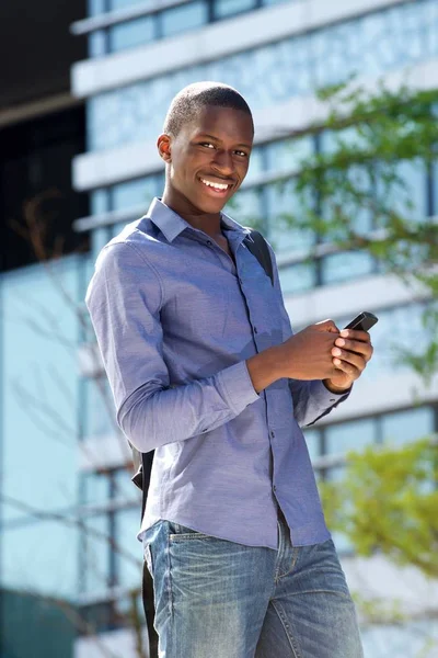 Man utomhus med mobiltelefon — Stockfoto