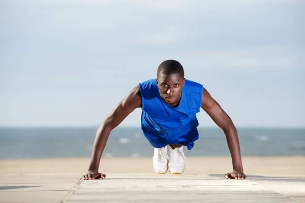 Man doet push ups op strand — Stockfoto