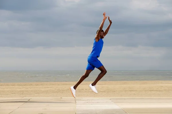 Homme courant à la plage — Photo