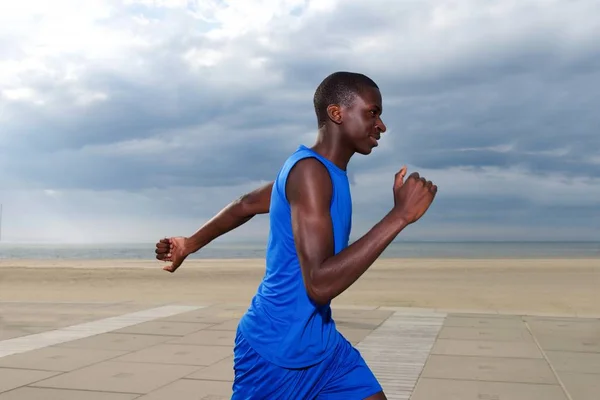 Mann joggt Strand — Stockfoto