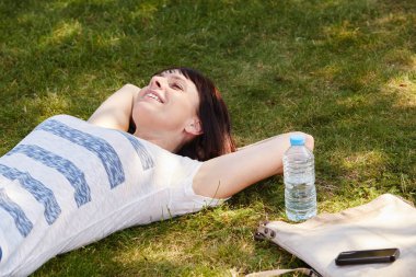 Çimenlerde yatan kadın