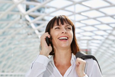 Kadın istasyonu cep telefonu üzerinde söz