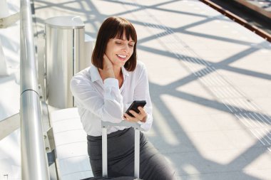 Terminal Bagaj ile bekleyen kadın