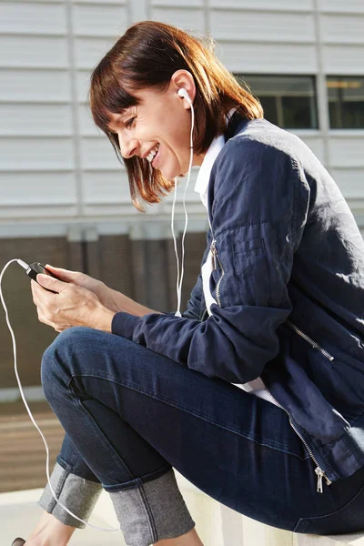 Femme heureuse écoutant de la musique — Photo