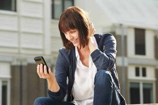 Kvinna anläggning smart telefon — Stockfoto