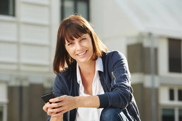 Žena hospodářství chytrý telefon — Stock fotografie